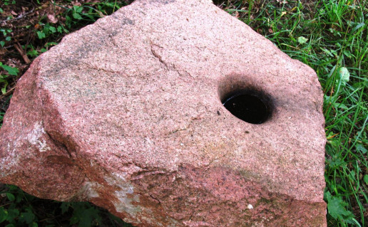 13_Pašakarnio dvaro dubeniuotasis akmuo.jpg